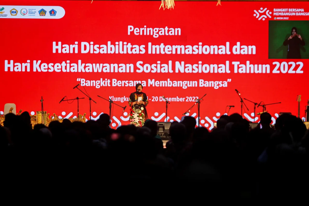Mensos Risma Hadiri...
