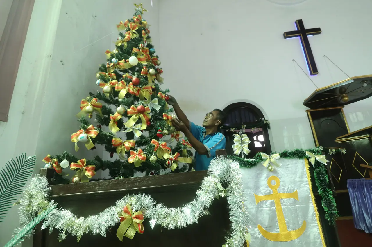 Persiapan Natal di Gereja...