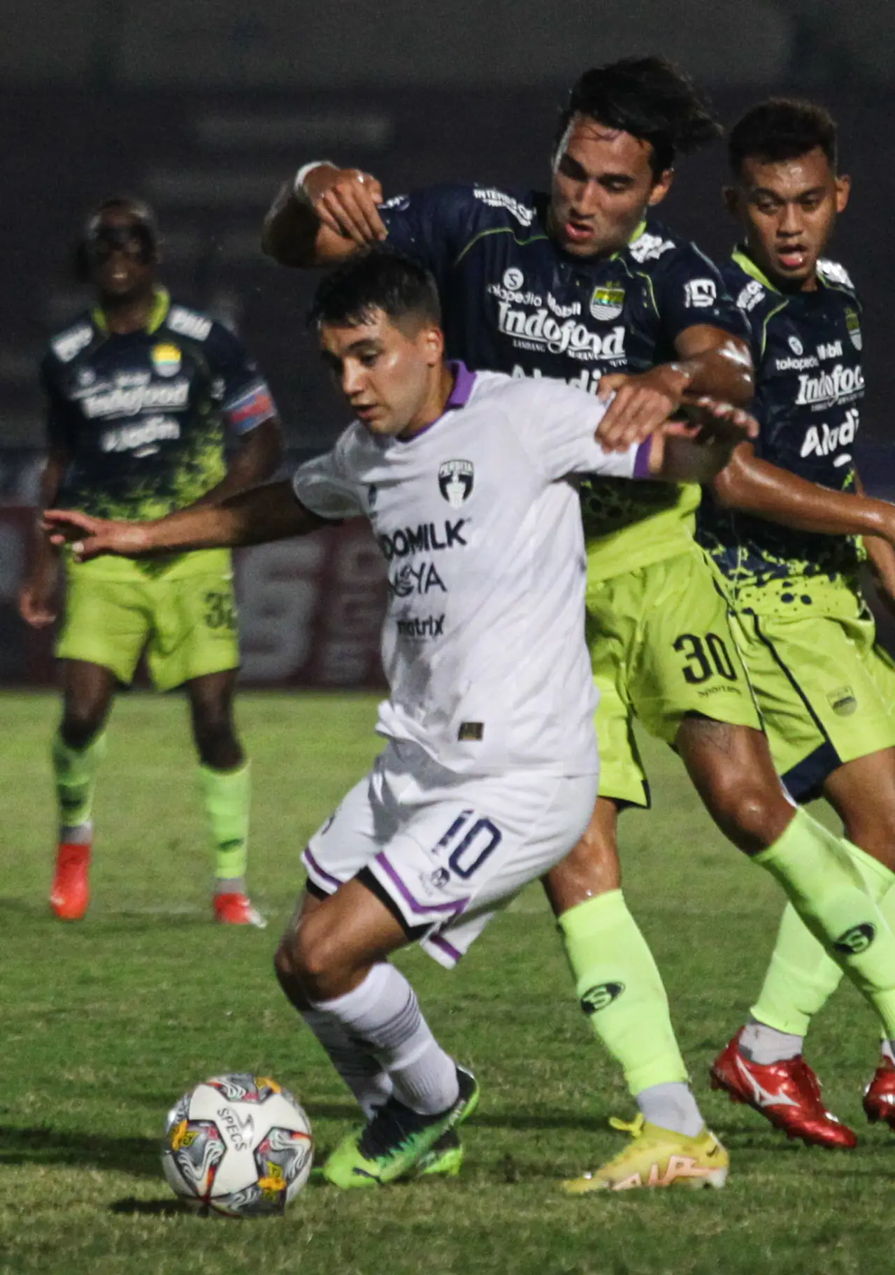 Persib Kalahkan Persita...