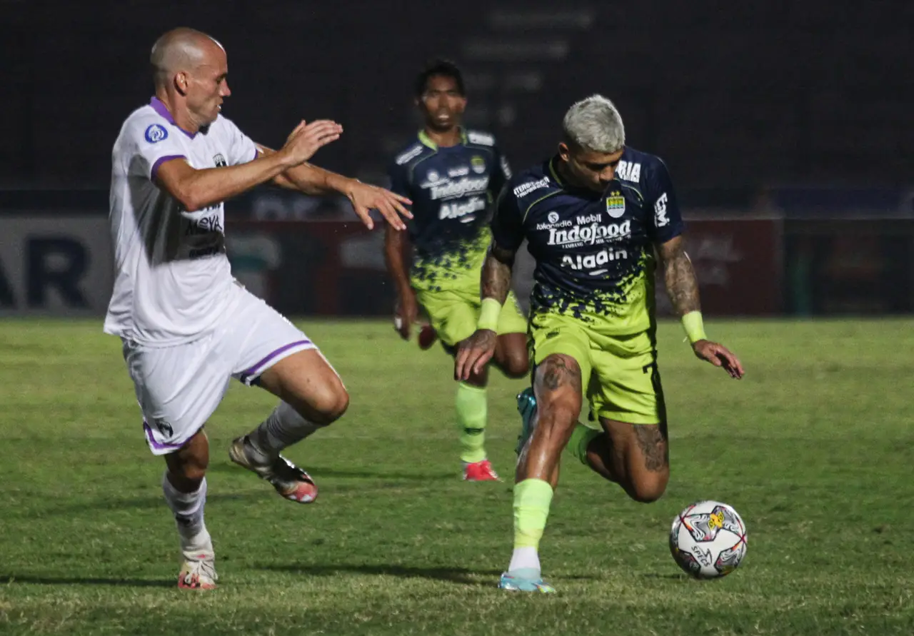 Persib Kalahkan Persita...