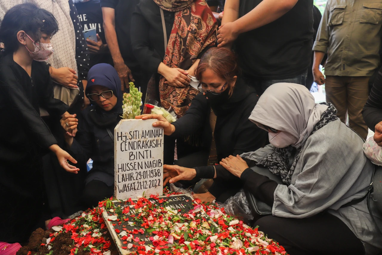 Isak Tangis Iringi Pemakaman...