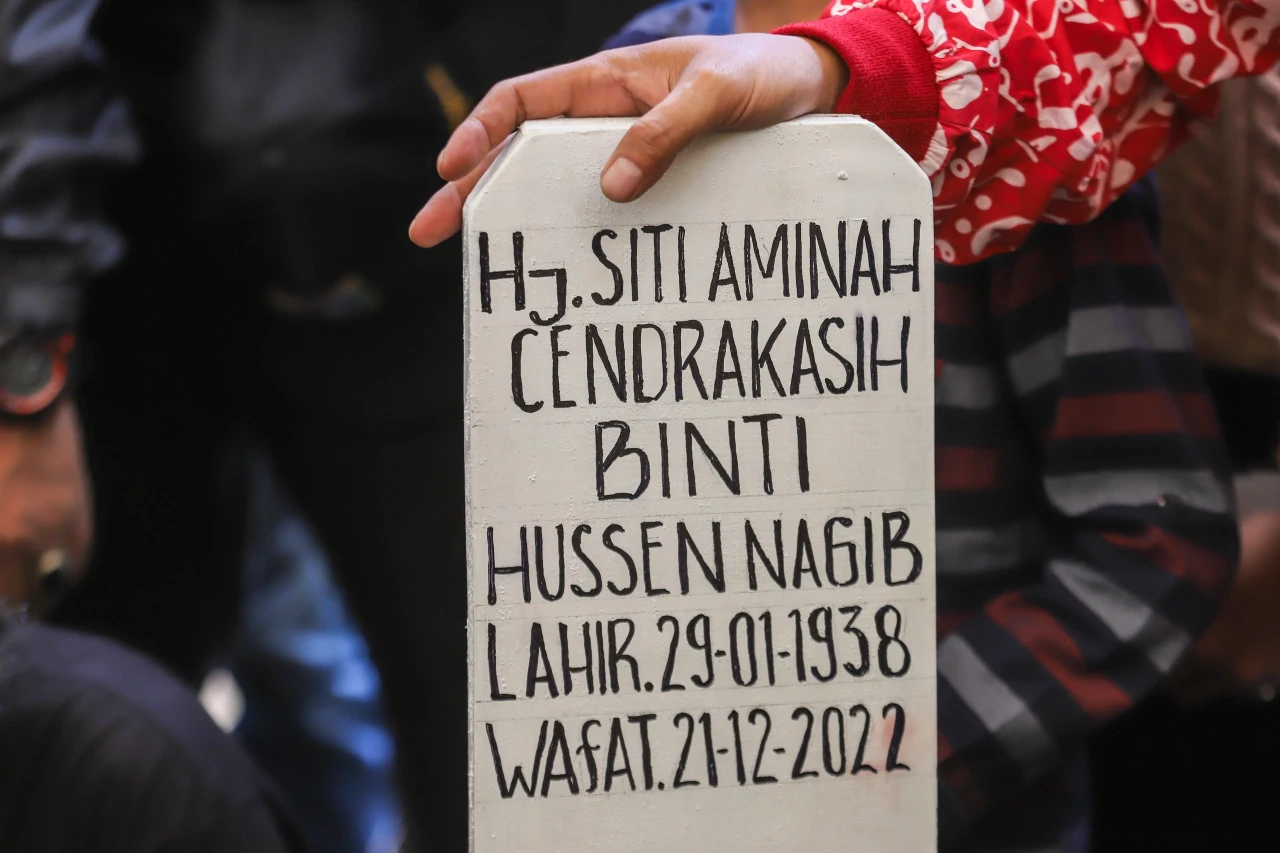 Isak Tangis Iringi Pemakaman...