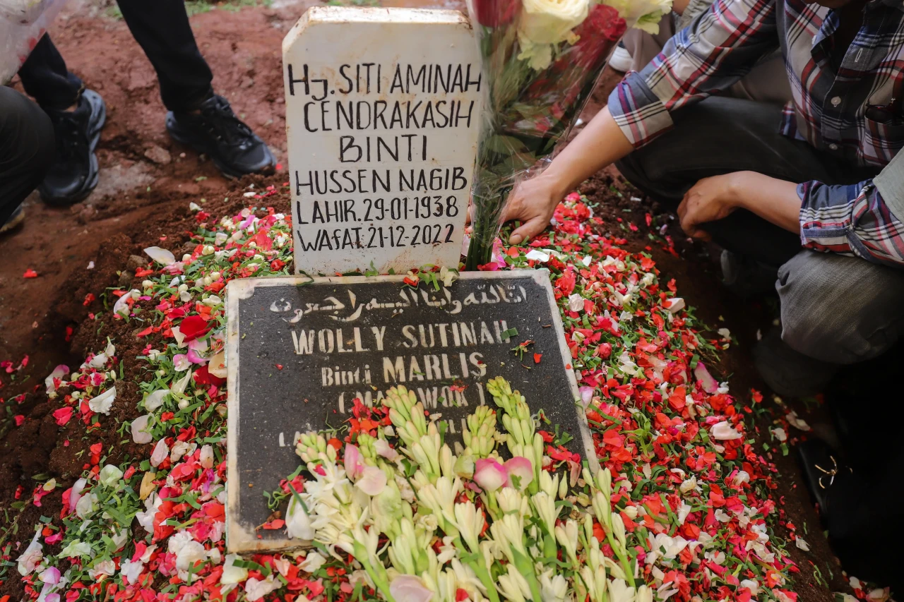 Isak Tangis Iringi Pemakaman...