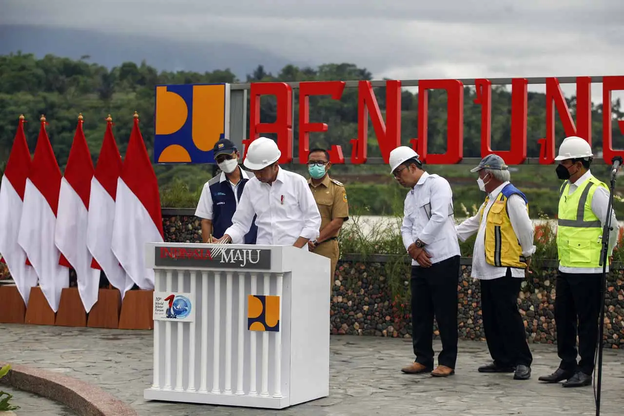 Presiden Jokowi Resmikan...