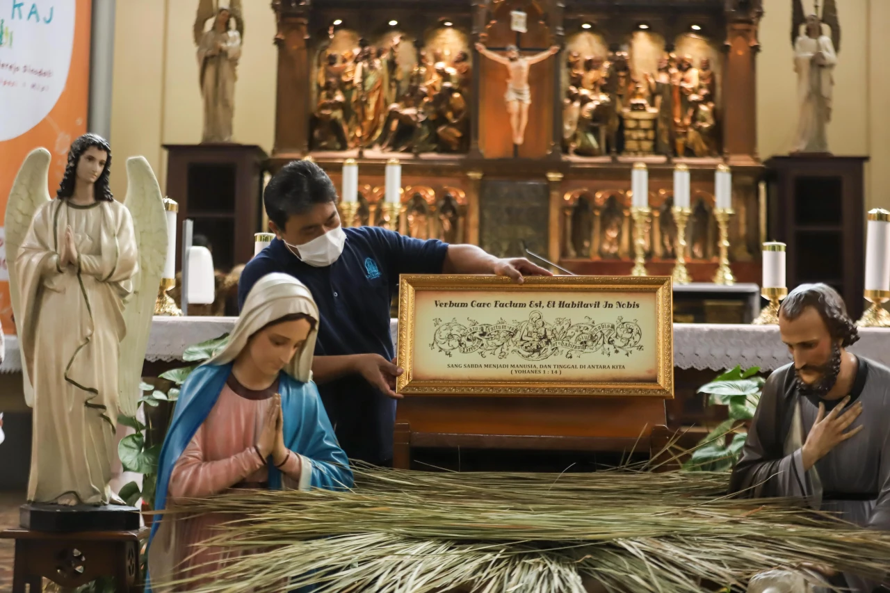 Jelang Natal, Gereja...