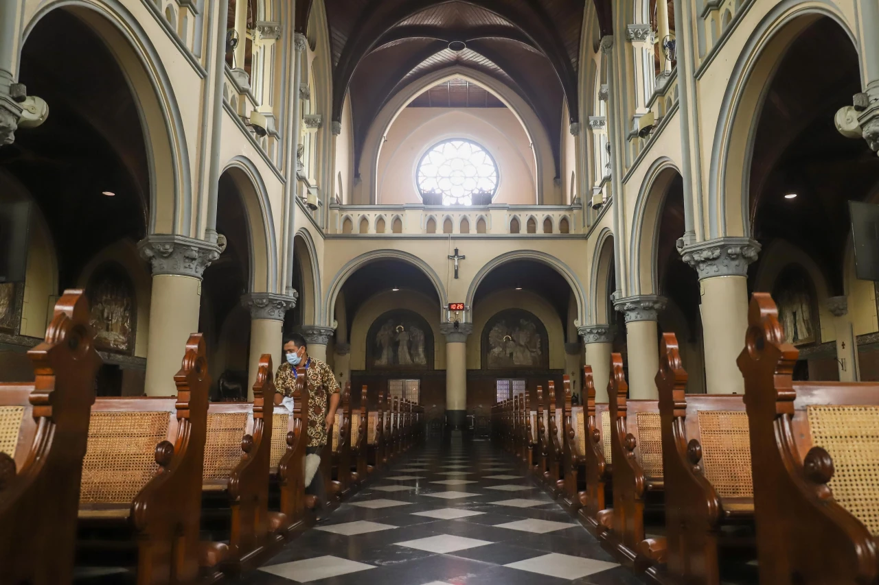 Jelang Natal, Gereja...