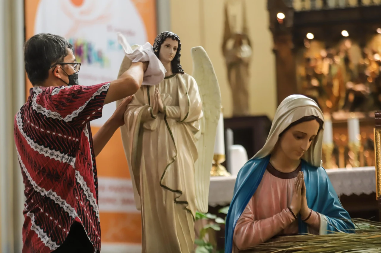 Jelang Natal, Gereja...