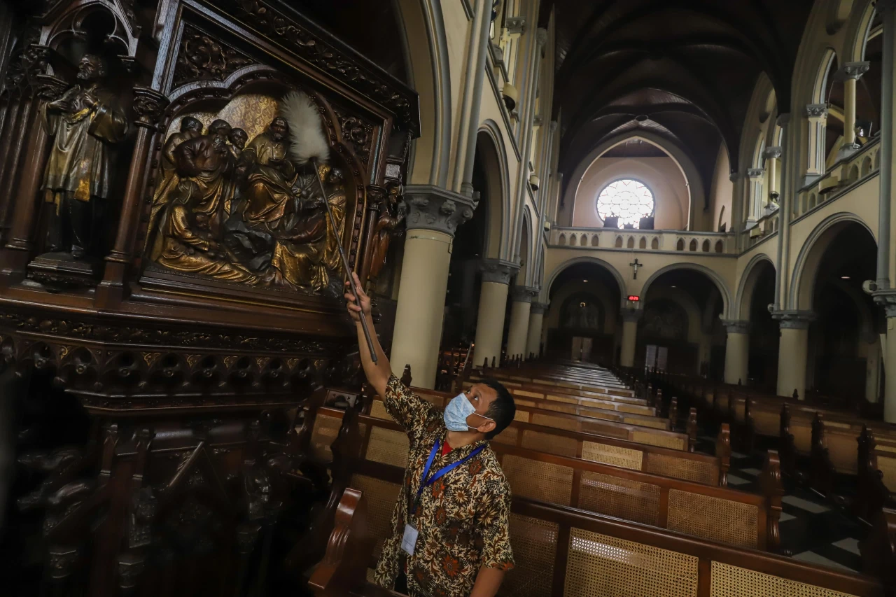 Jelang Natal, Gereja...