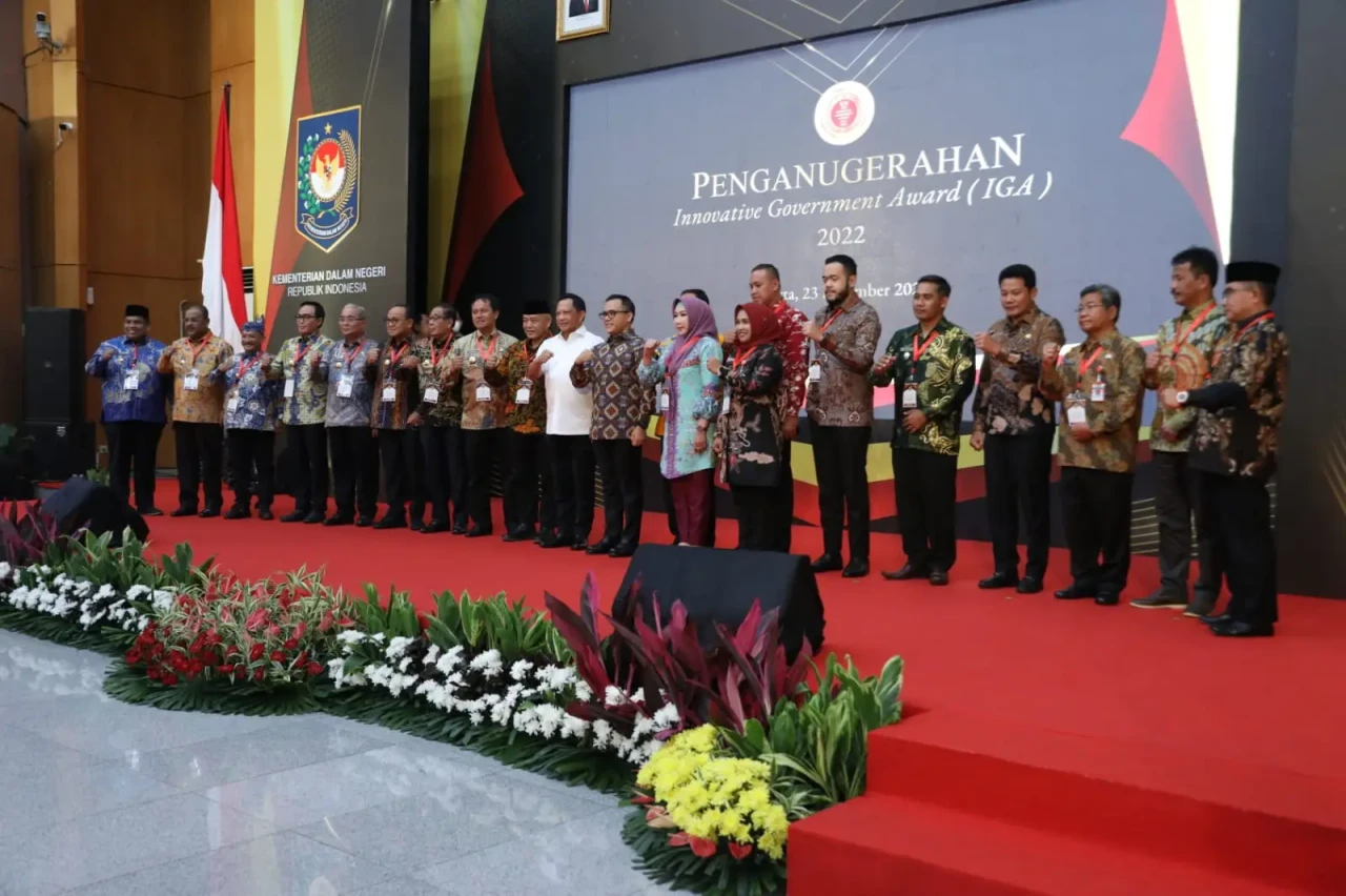 Mendagri Beri Penghargaan...