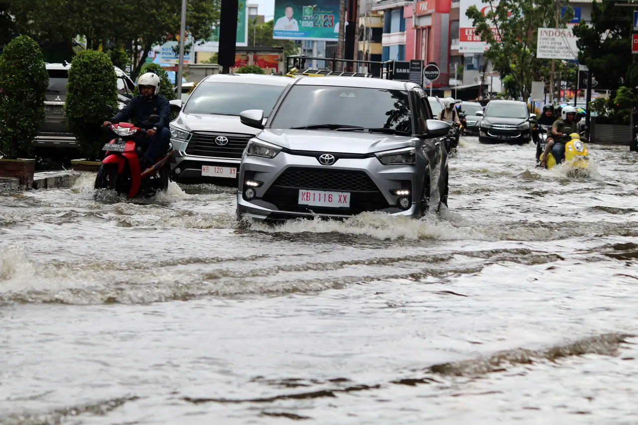 Banjir Rendam Jalan...