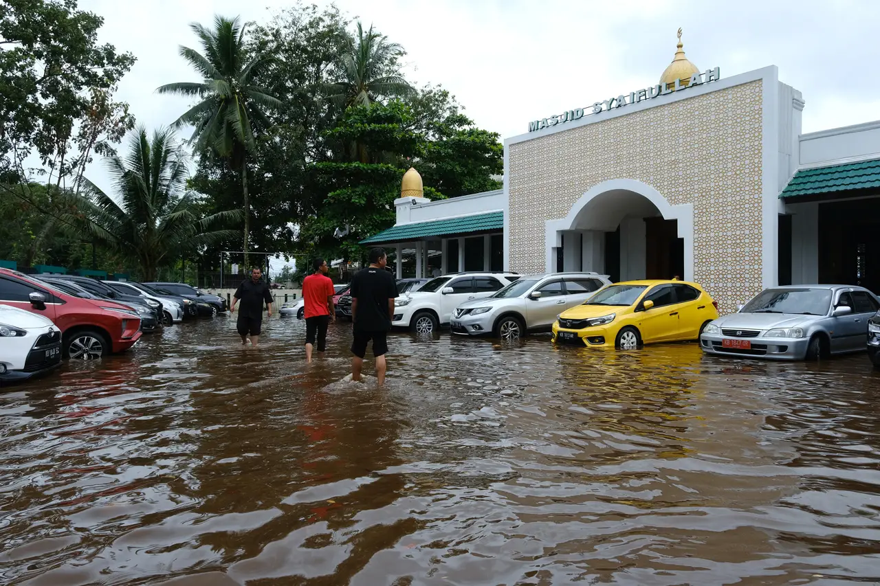Banjir Rendam Jalan...