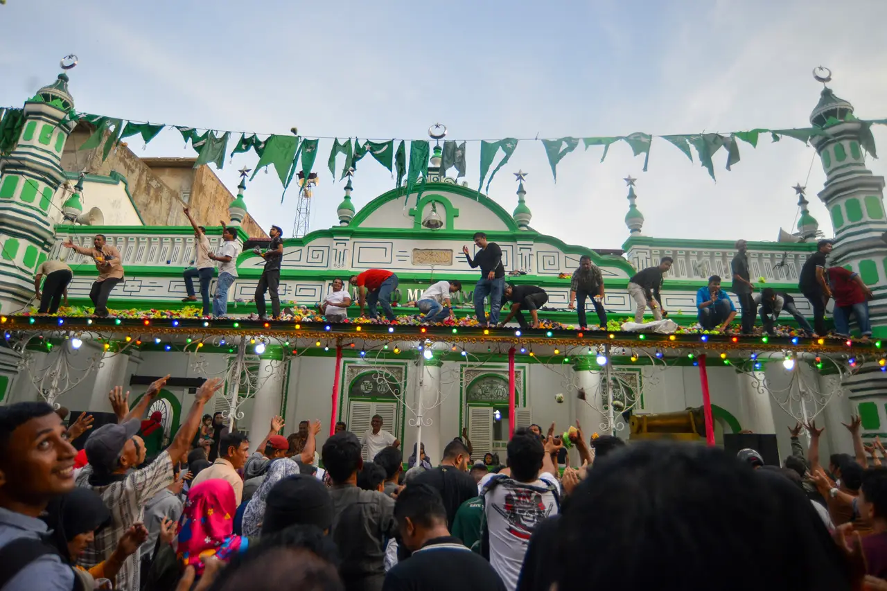 Tradisi Serak Gulo di...