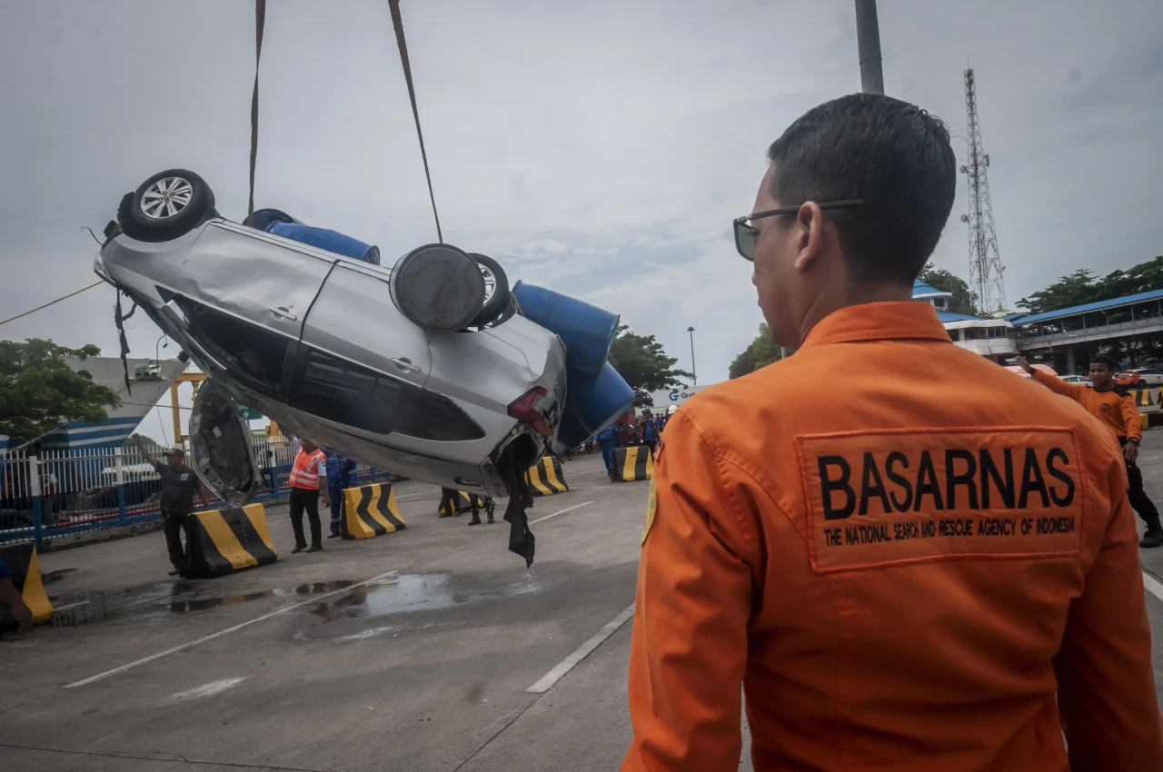 Evakuasi Mobil Jatuh...