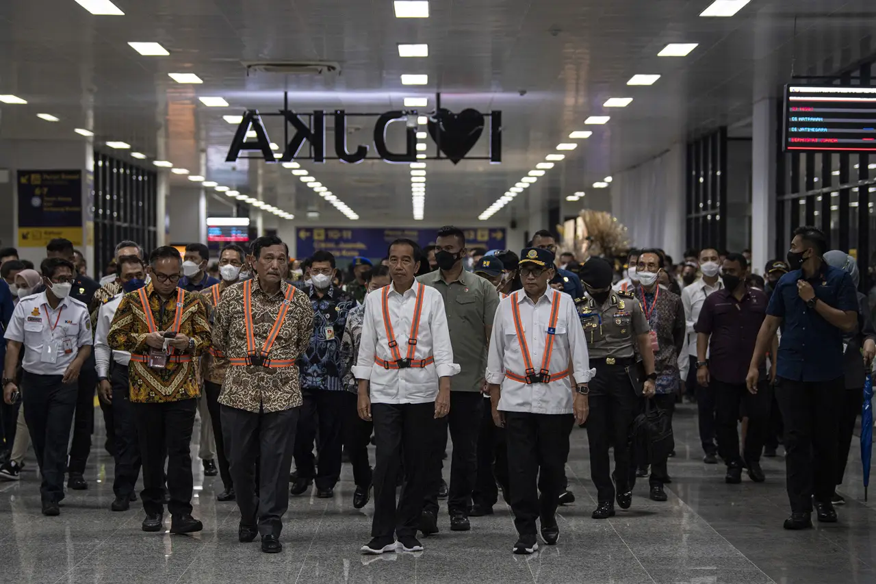 Presiden Jokowi Resmikan...