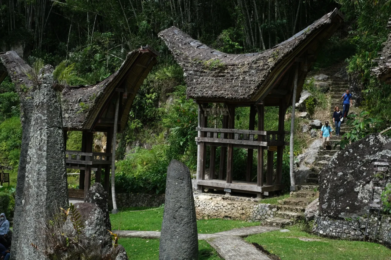 Wisata Menyusuri Situs...