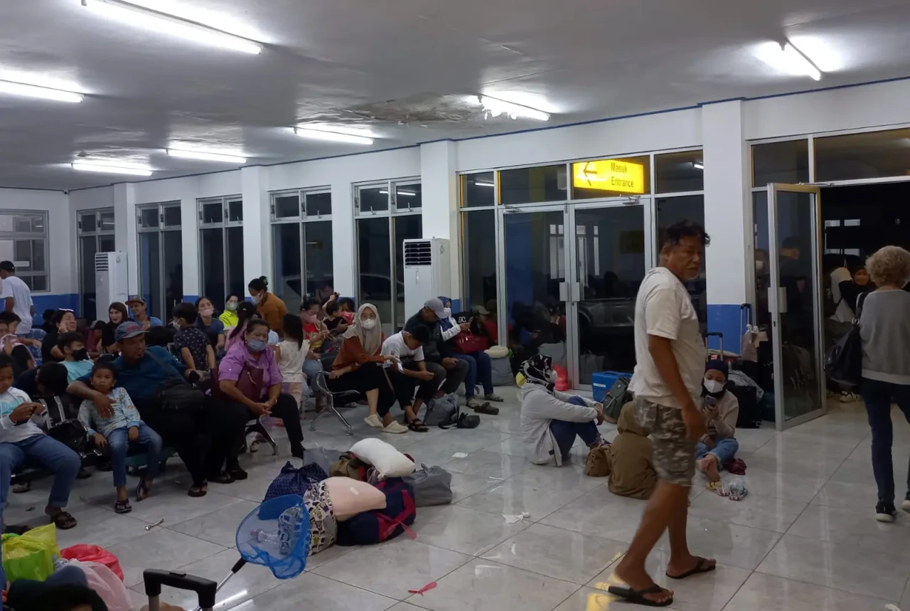 Evakuasi 356 Wisatawan...