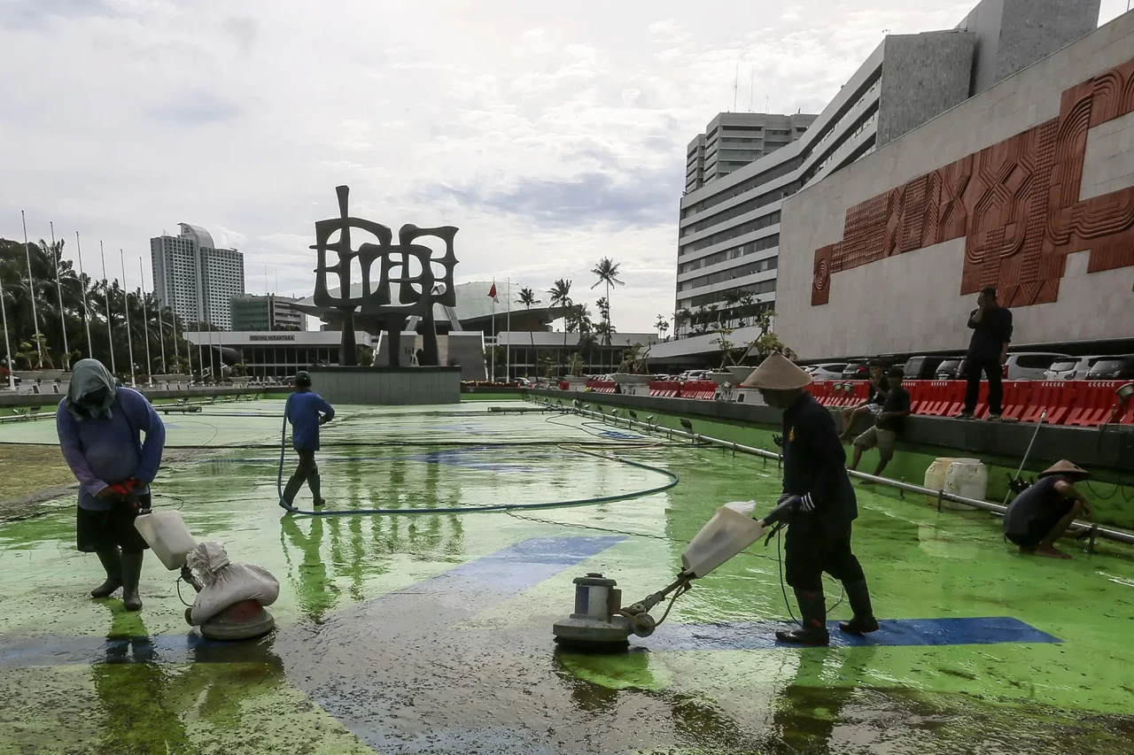 Perawatan Kolam Air...