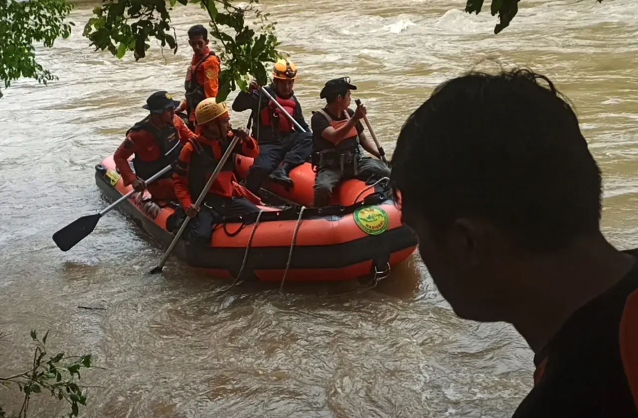 Pencarian Korban Tanah...
