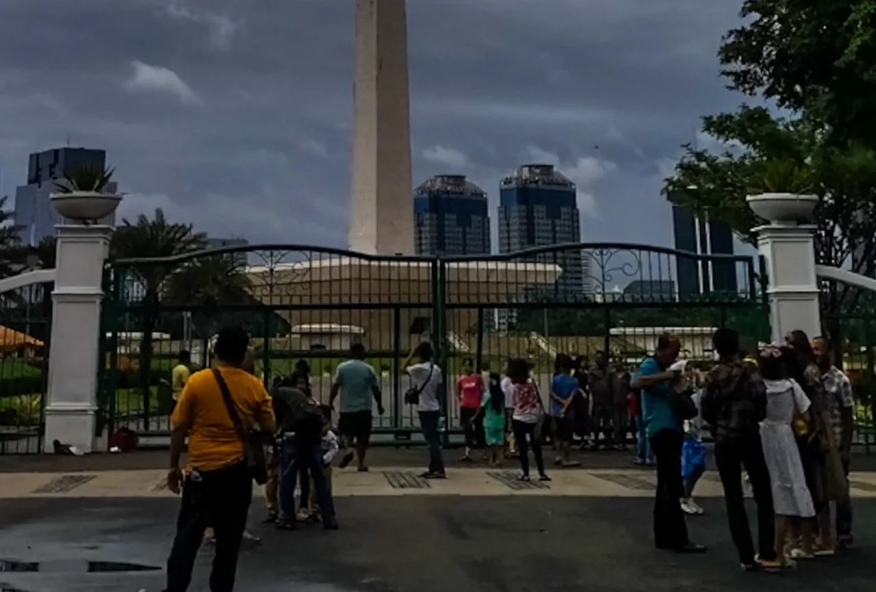 Liburan ke Monas Meski...