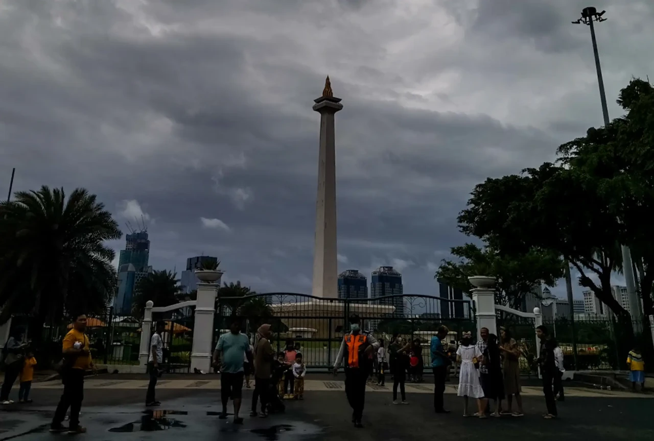 Liburan ke Monas Meski...