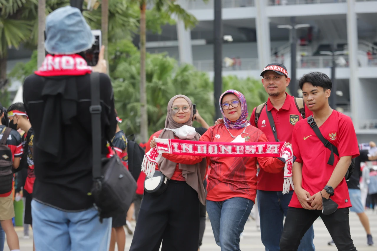 Puluhan Ribu Suporter...
