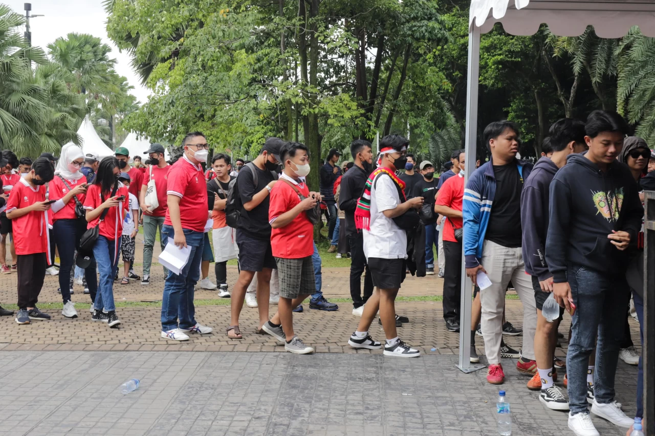 Puluhan Ribu Suporter...
