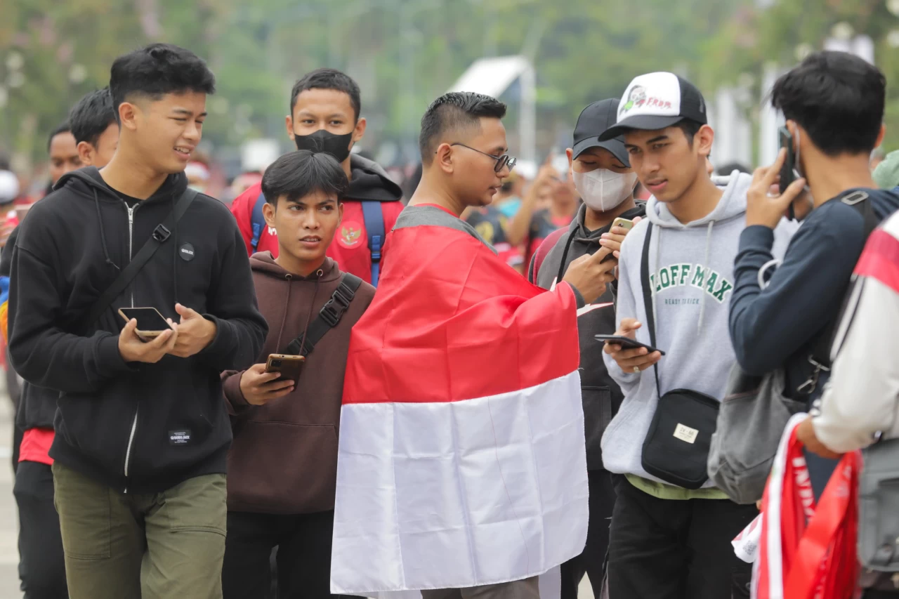 Puluhan Ribu Suporter...