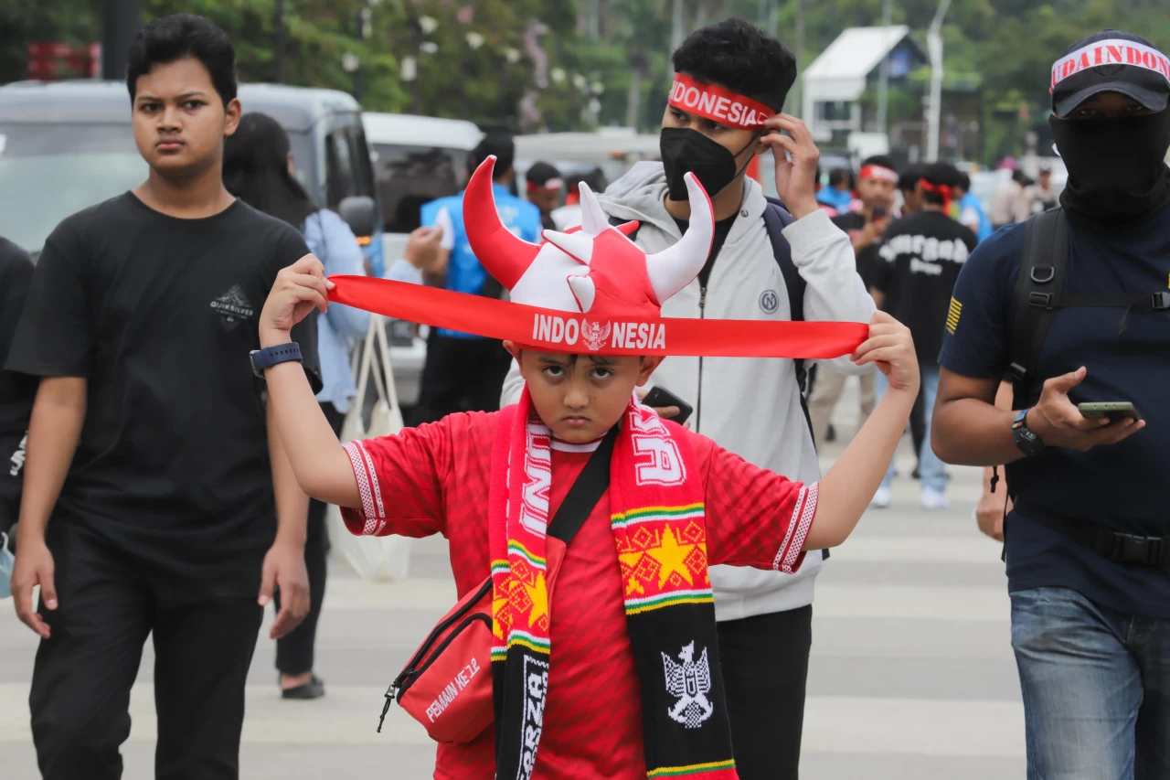 Puluhan Ribu Suporter...