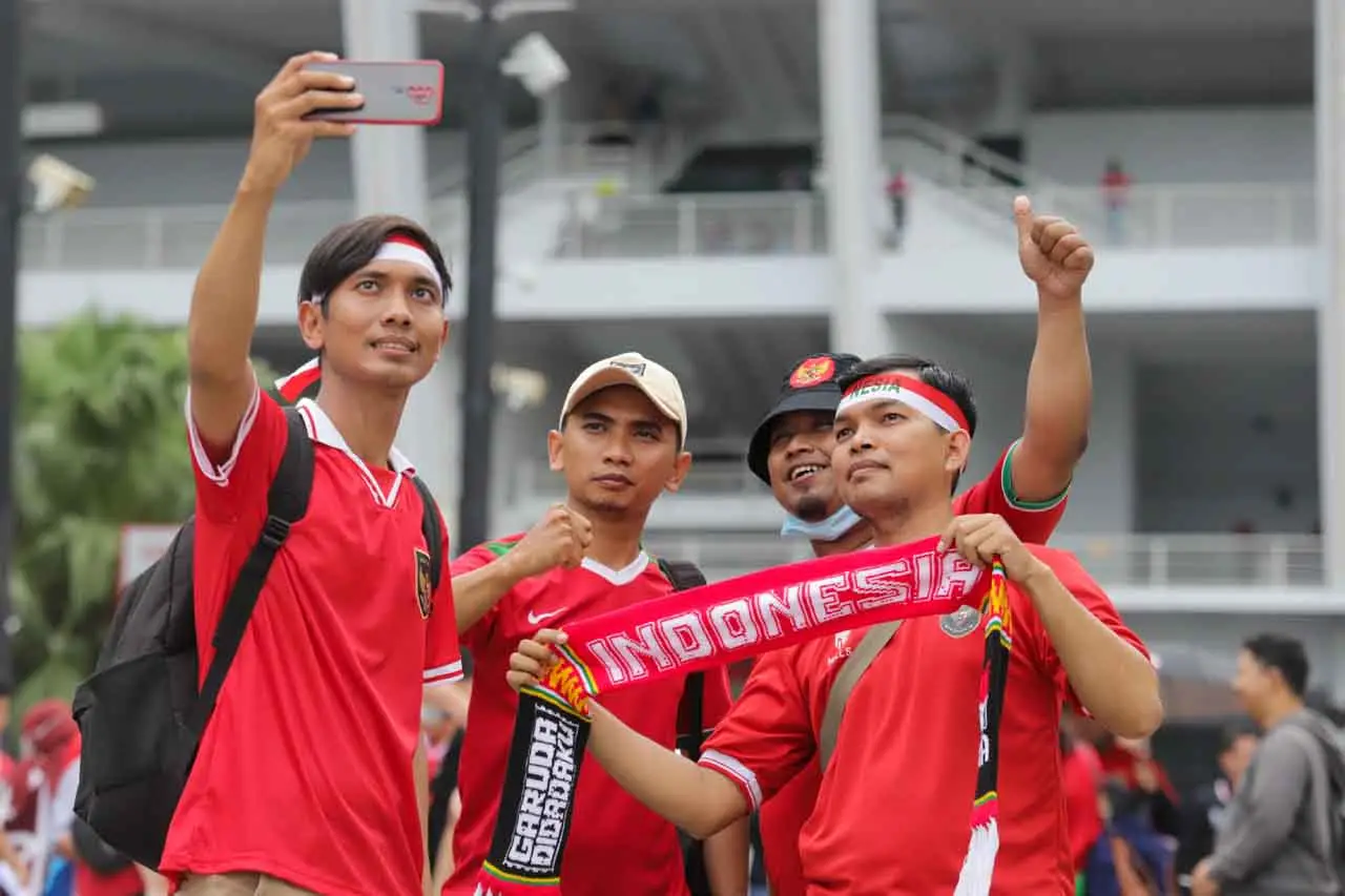 Puluhan Ribu Suporter...
