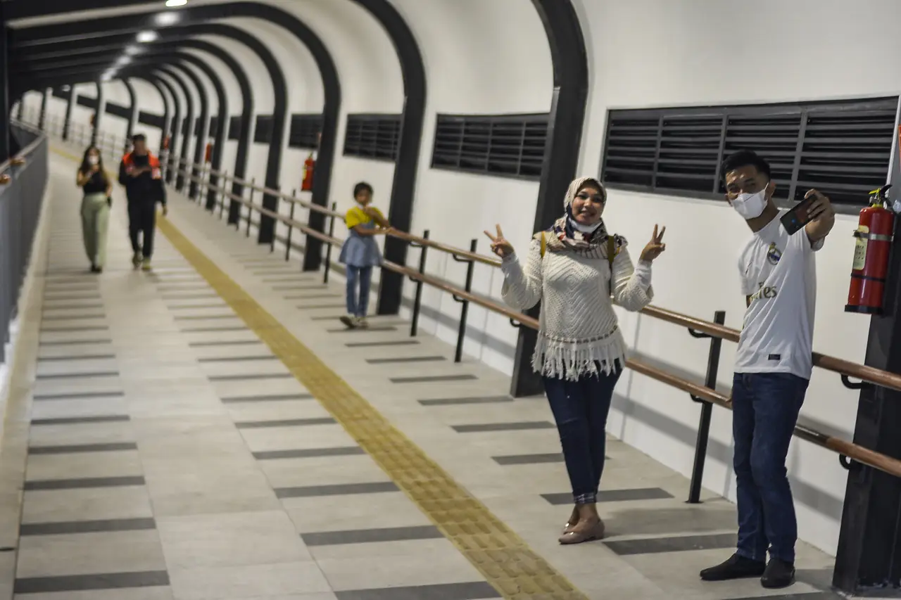 Pembukaan Skywalk Stasiun...