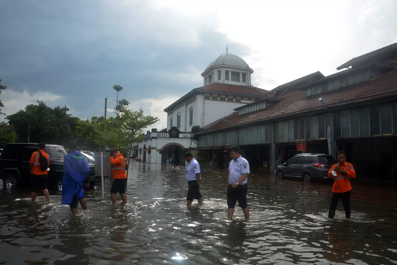 Stasiun Semarang Tawang...