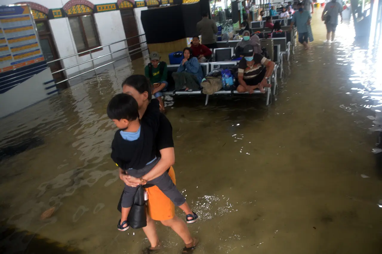 Stasiun Semarang Tawang...