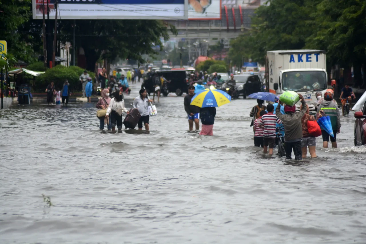 Banjir Genangi Kawasan...