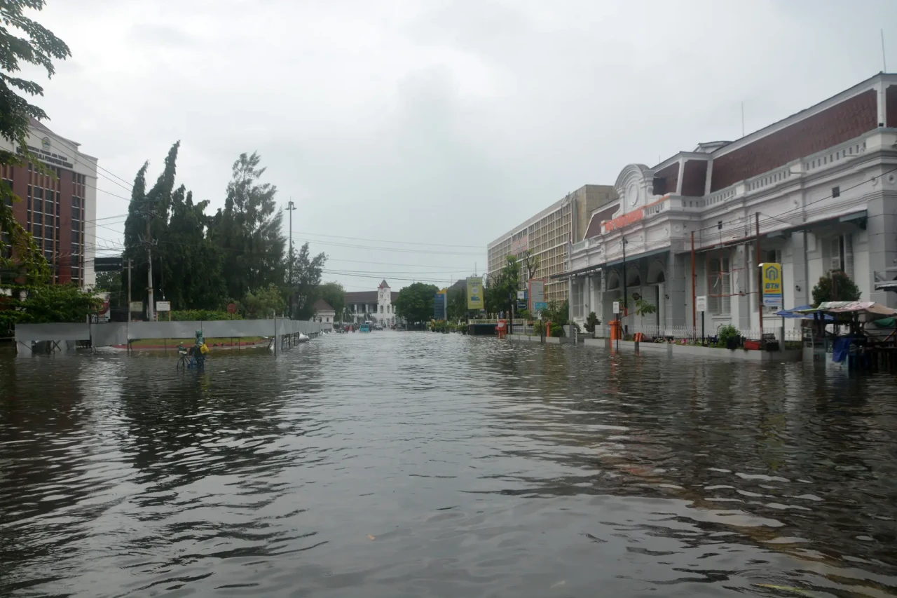 Banjir Genangi Kawasan...