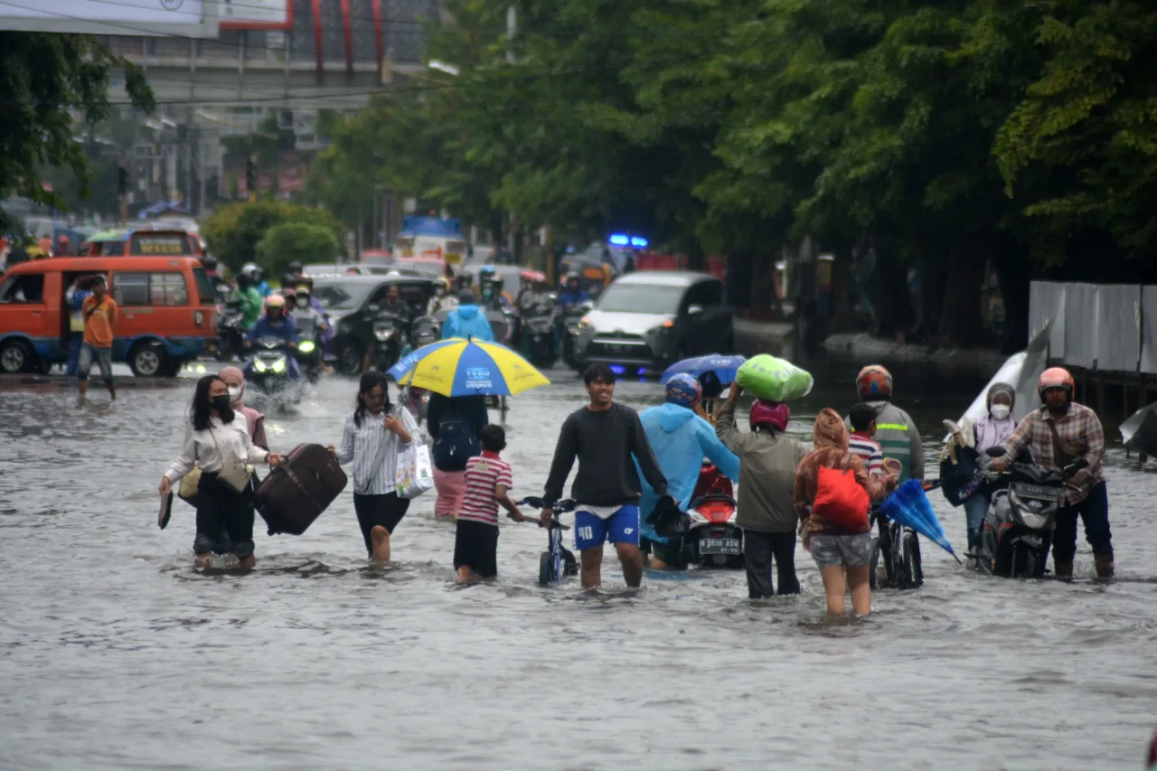 Banjir Genangi Kawasan...