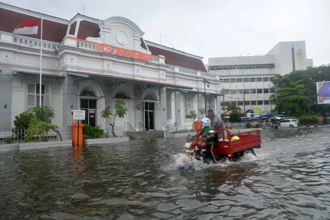 Banjir Genangi Kawasan...