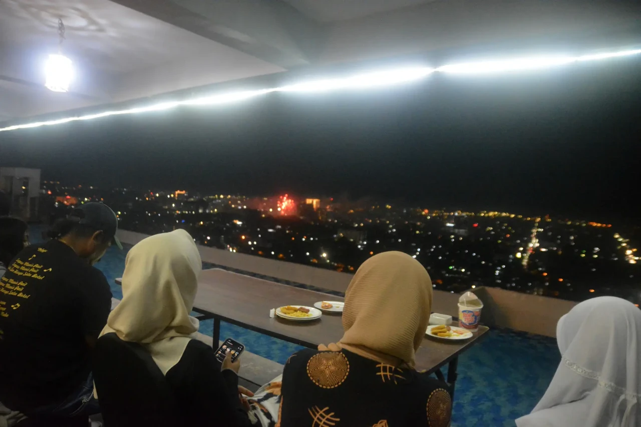 Menikmati Malam Pergantian...