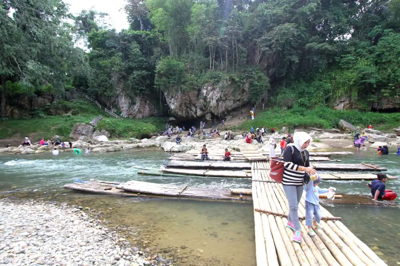 Mengunjungi Objek Wisata...
