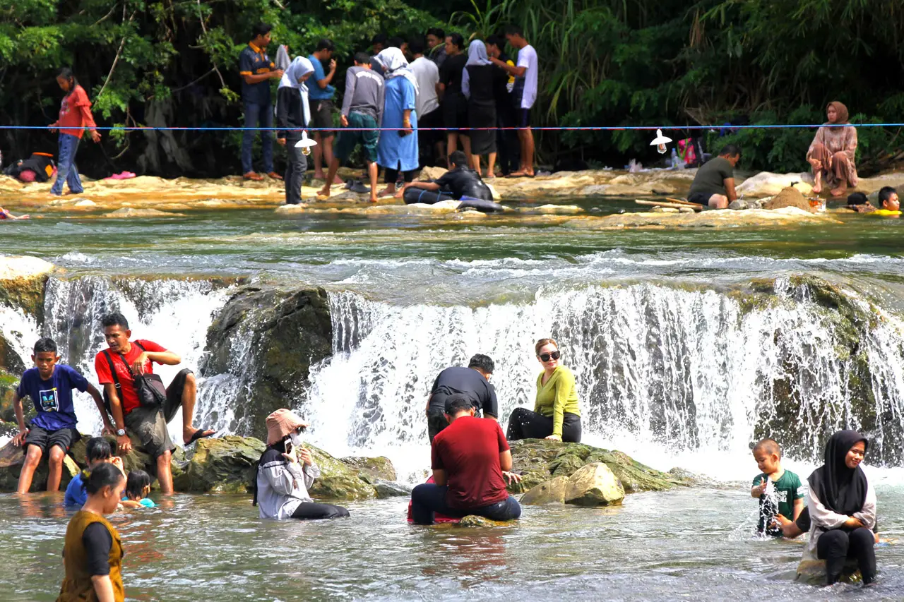 Mengunjungi Objek Wisata...