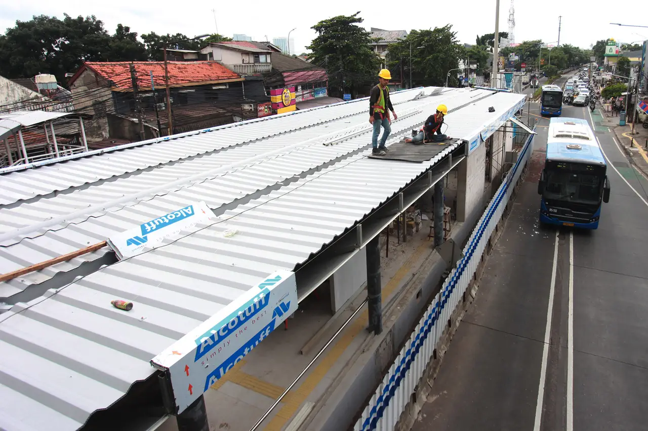 Revitalisasi Halte TransJakarta...