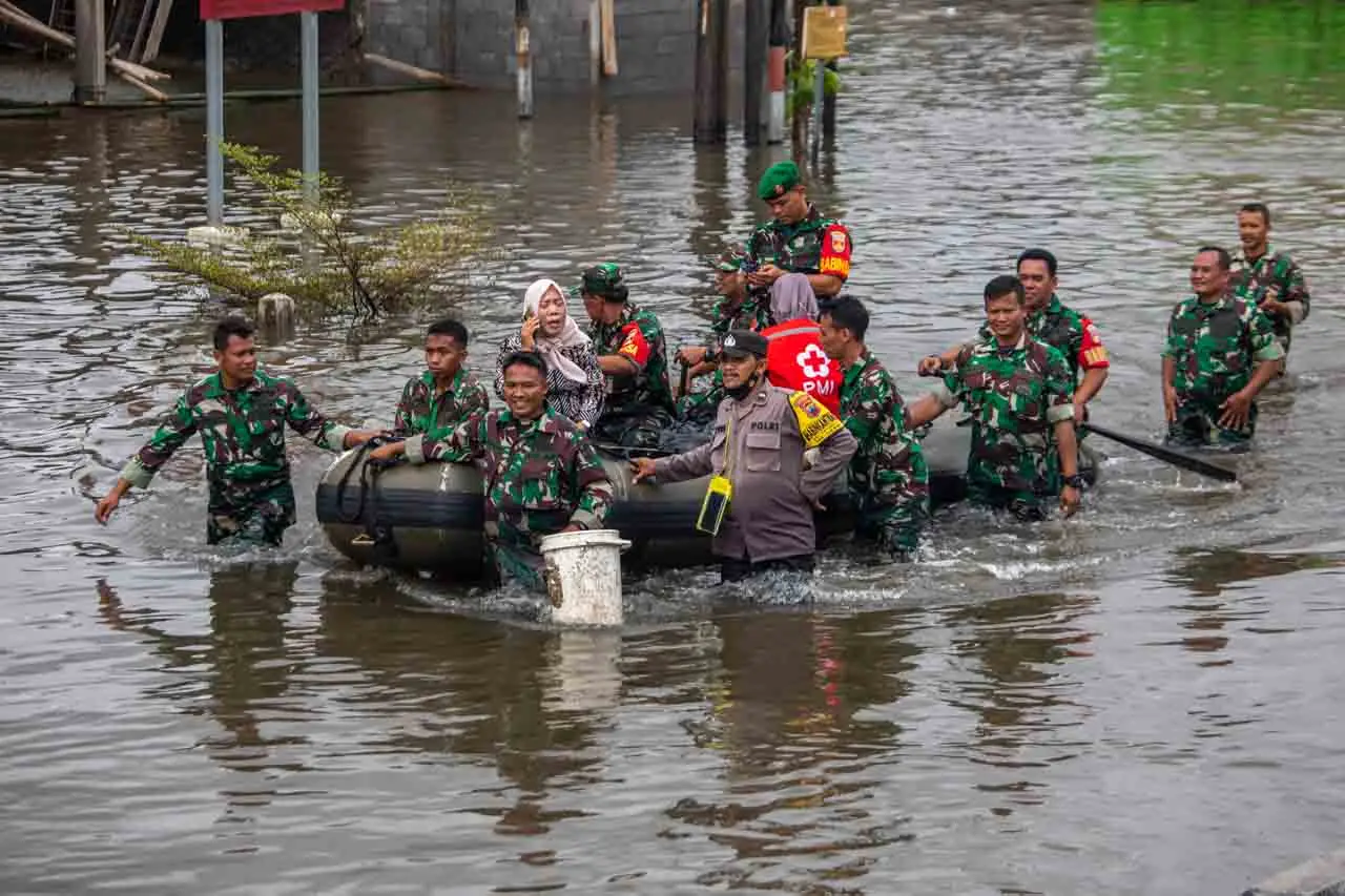Petugas Gabungan Evakuasi...