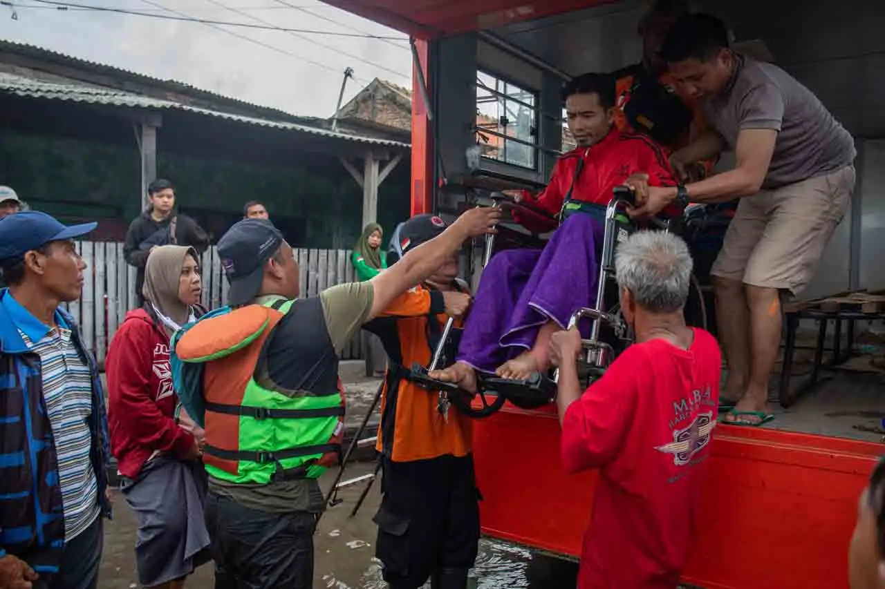 Petugas Gabungan Evakuasi...