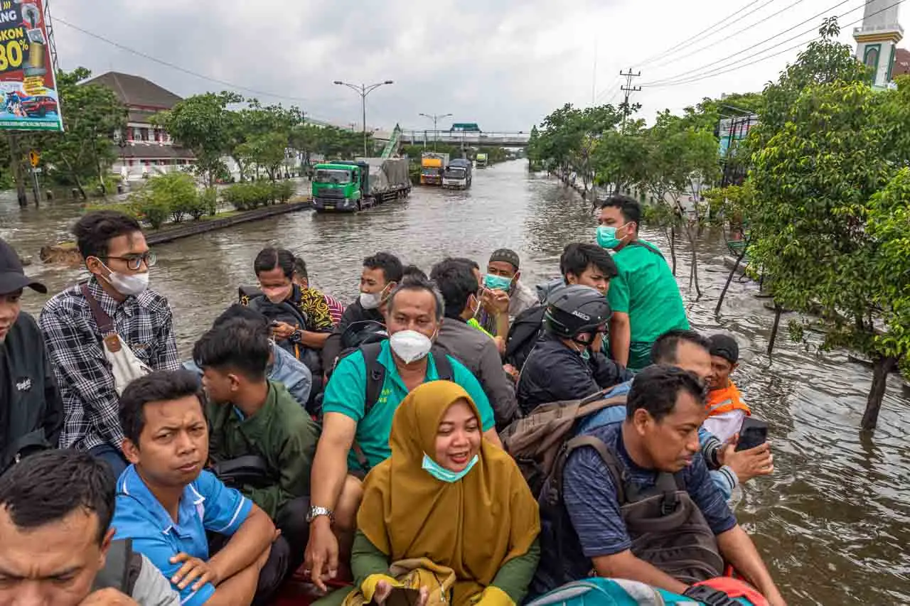 Petugas Gabungan Evakuasi...