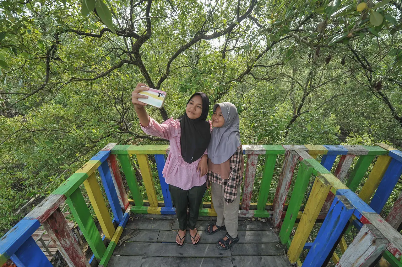 Mengunjungi Ekowisata...