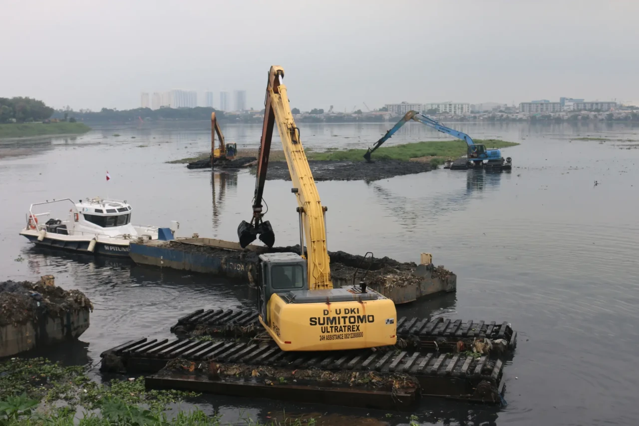 Pengerukan Lumpur Waduk...