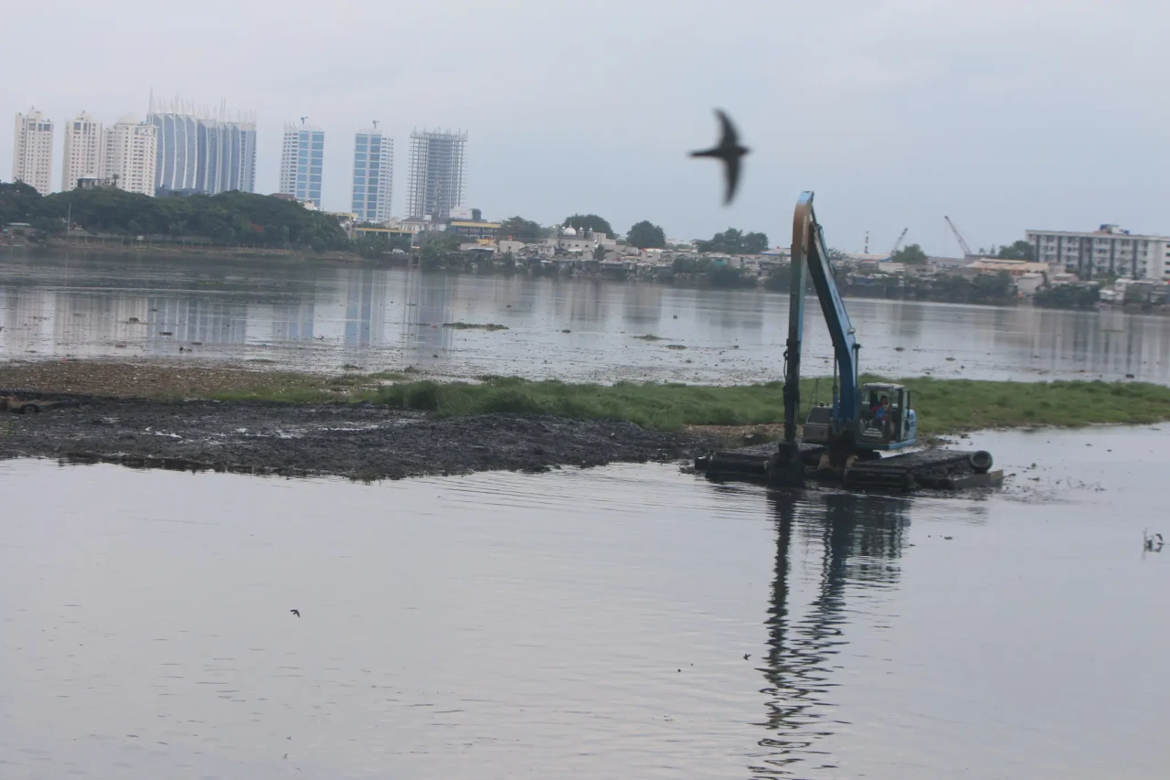 Pengerukan Lumpur Waduk...