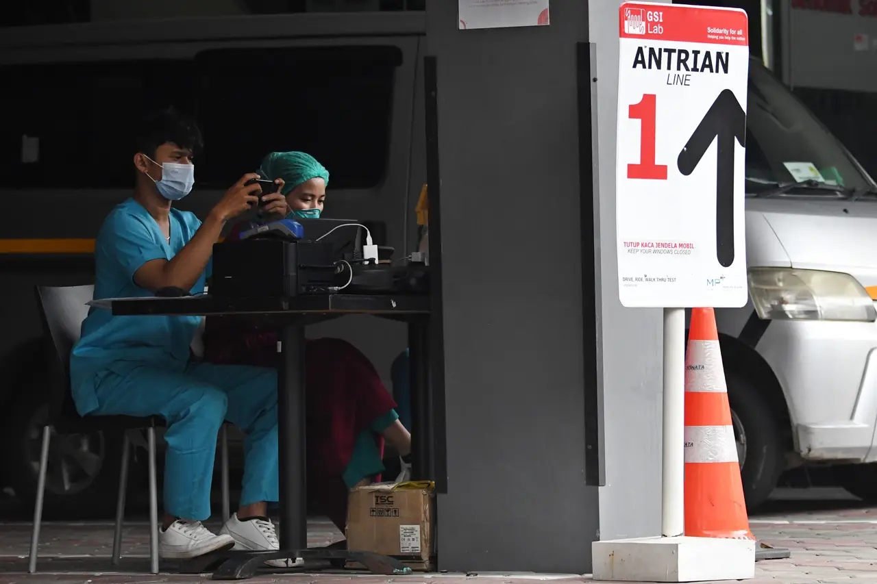 Tes PCR dan Antigen...