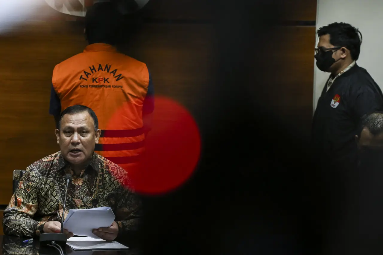 Diduga Terima Suap Rp50...