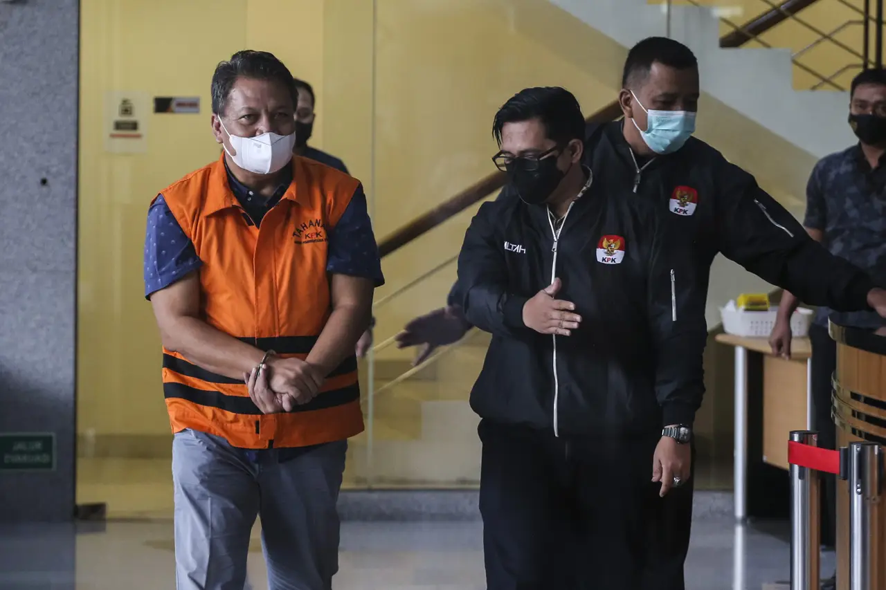 Diduga Terima Suap Rp50...