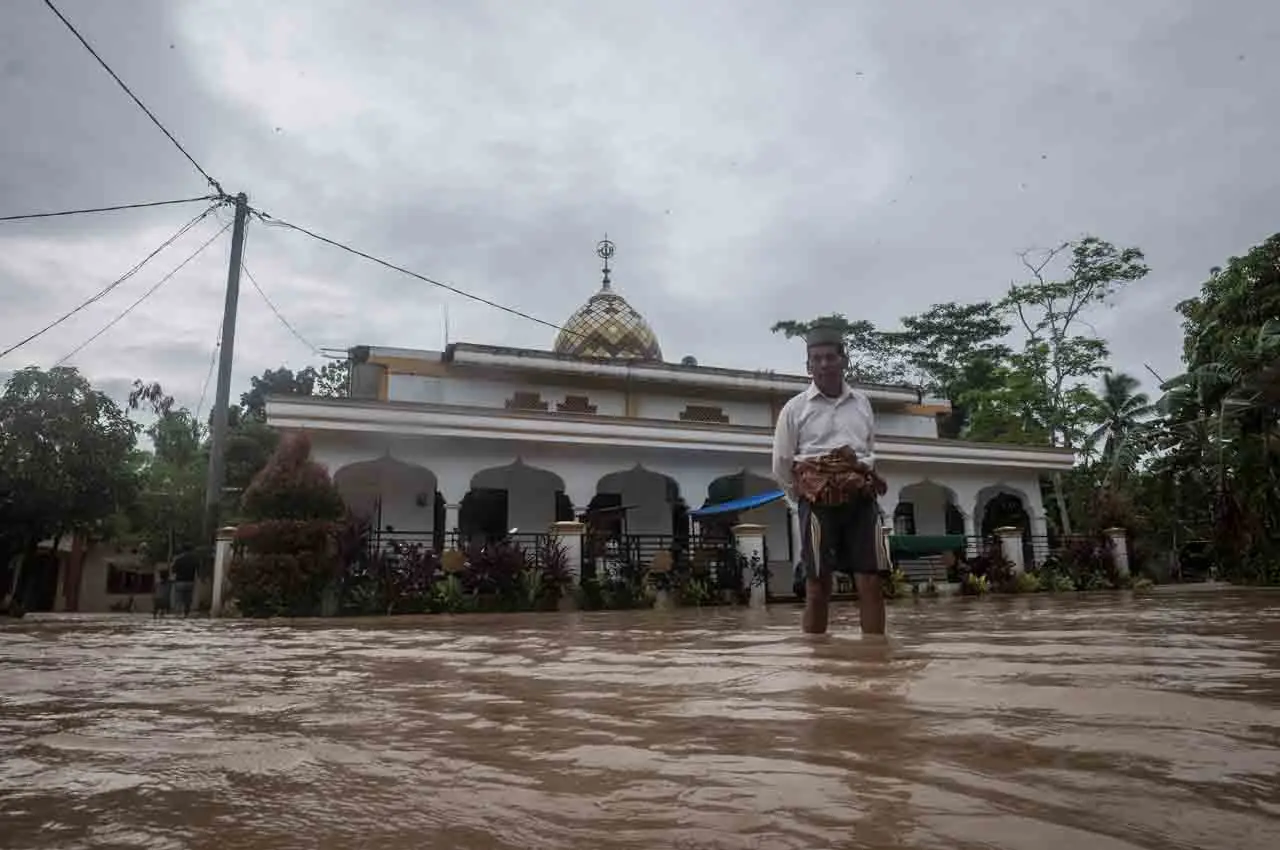 Banjir Setinggi 150...